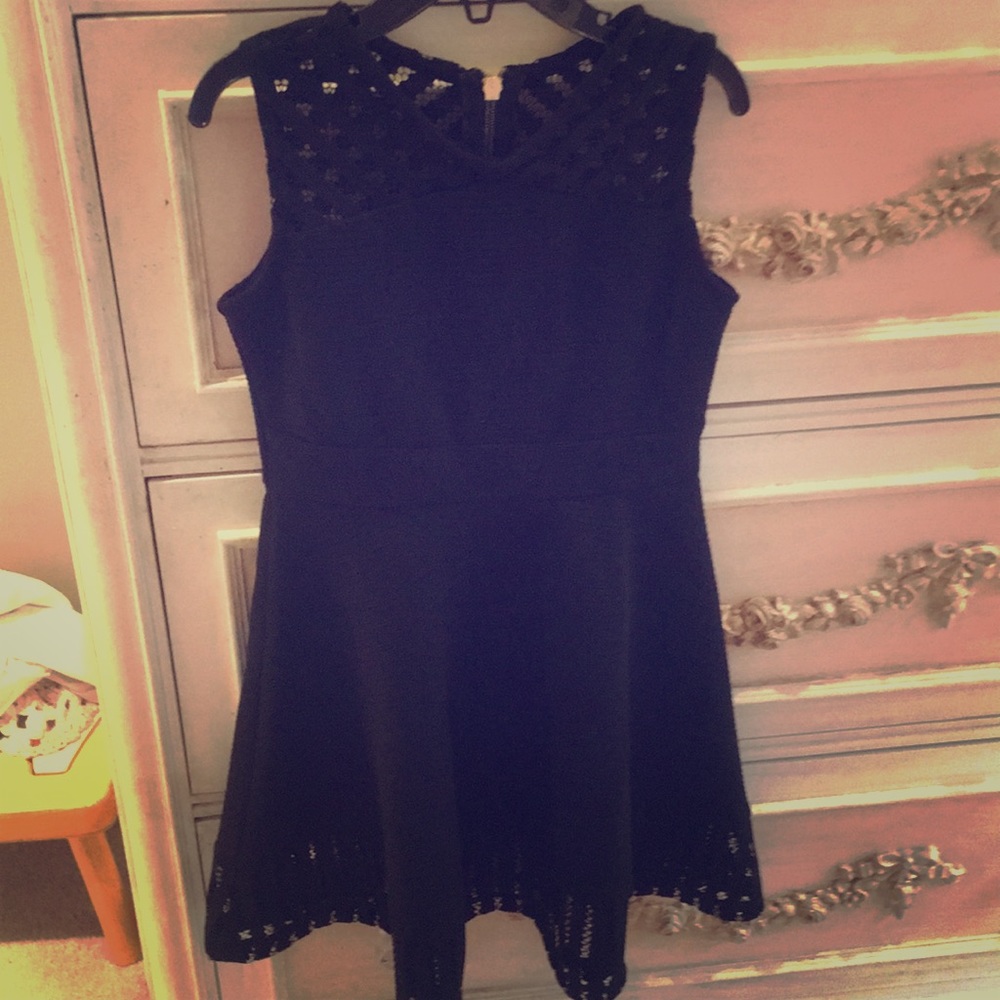 Zunie black sz 7 dress with zipper back detail!